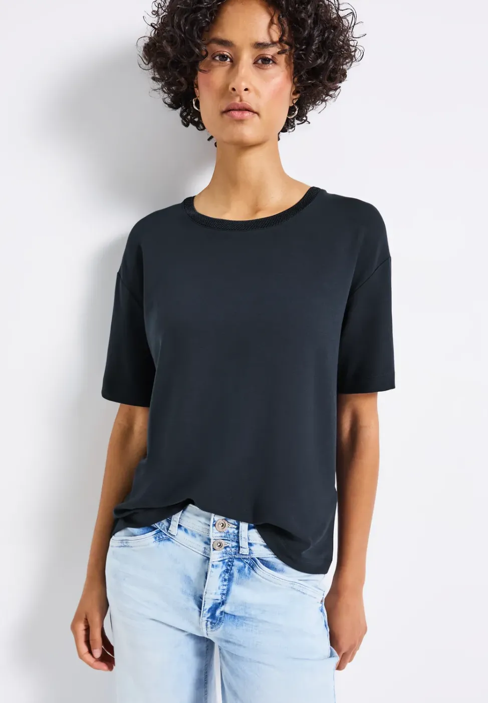 Shirt mit Deko-Ausschnitt