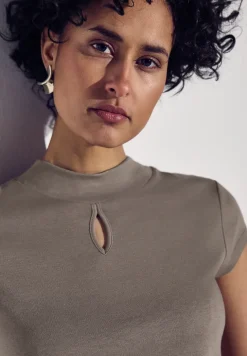 Shirt mit dezentem Cut-Out