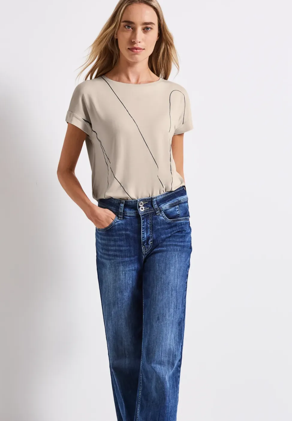 Shirt mit feinen Linien