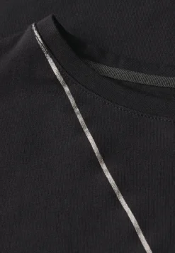 Shirt mit feinen Linien