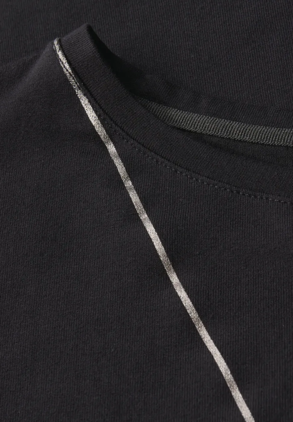 Shirt mit feinen Linien