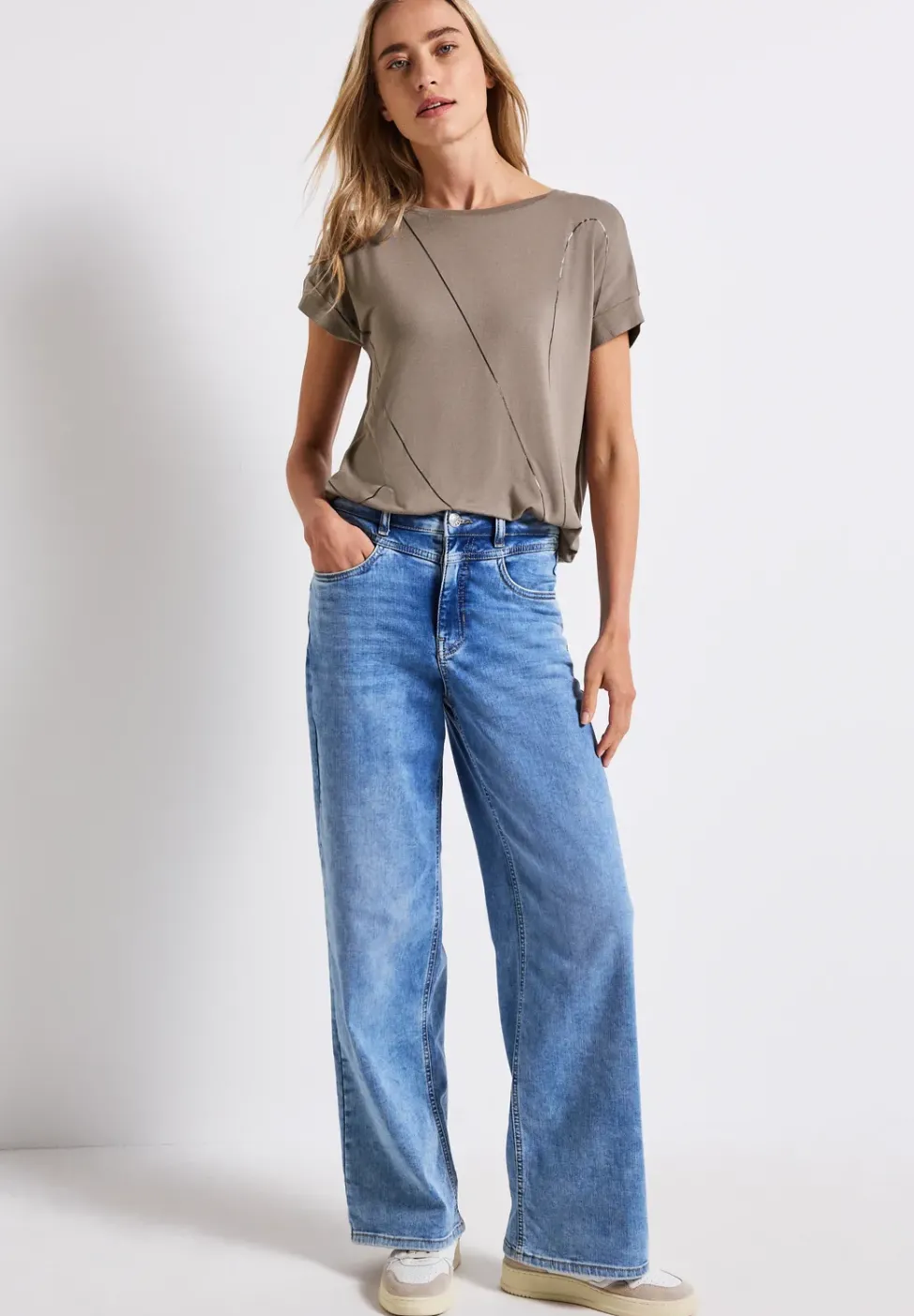 Shirt mit feinen Linien