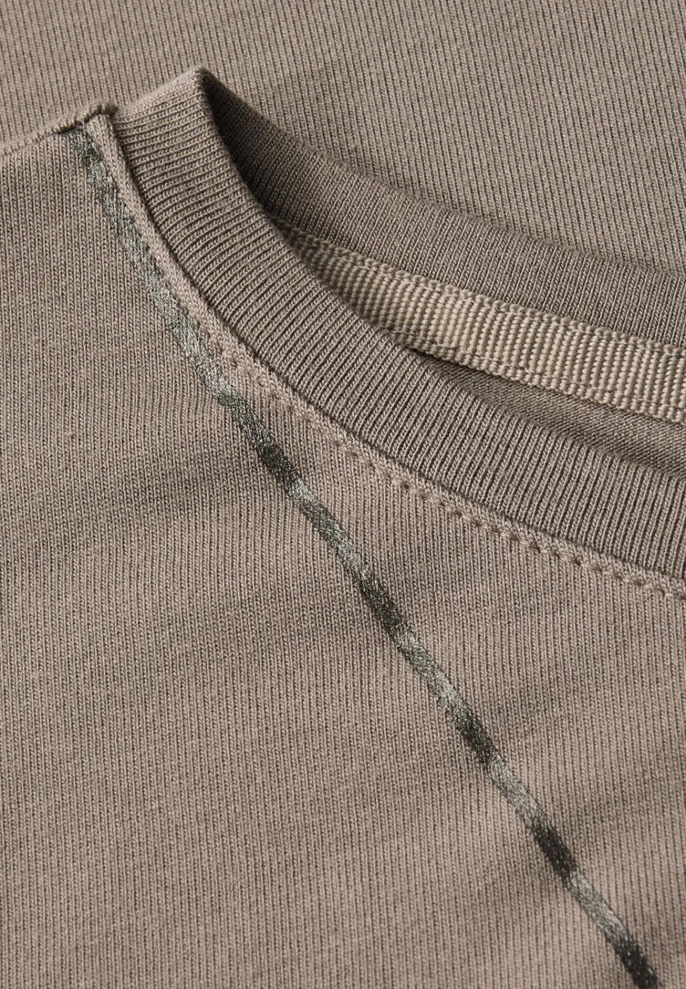 Shirt mit feinen Linien