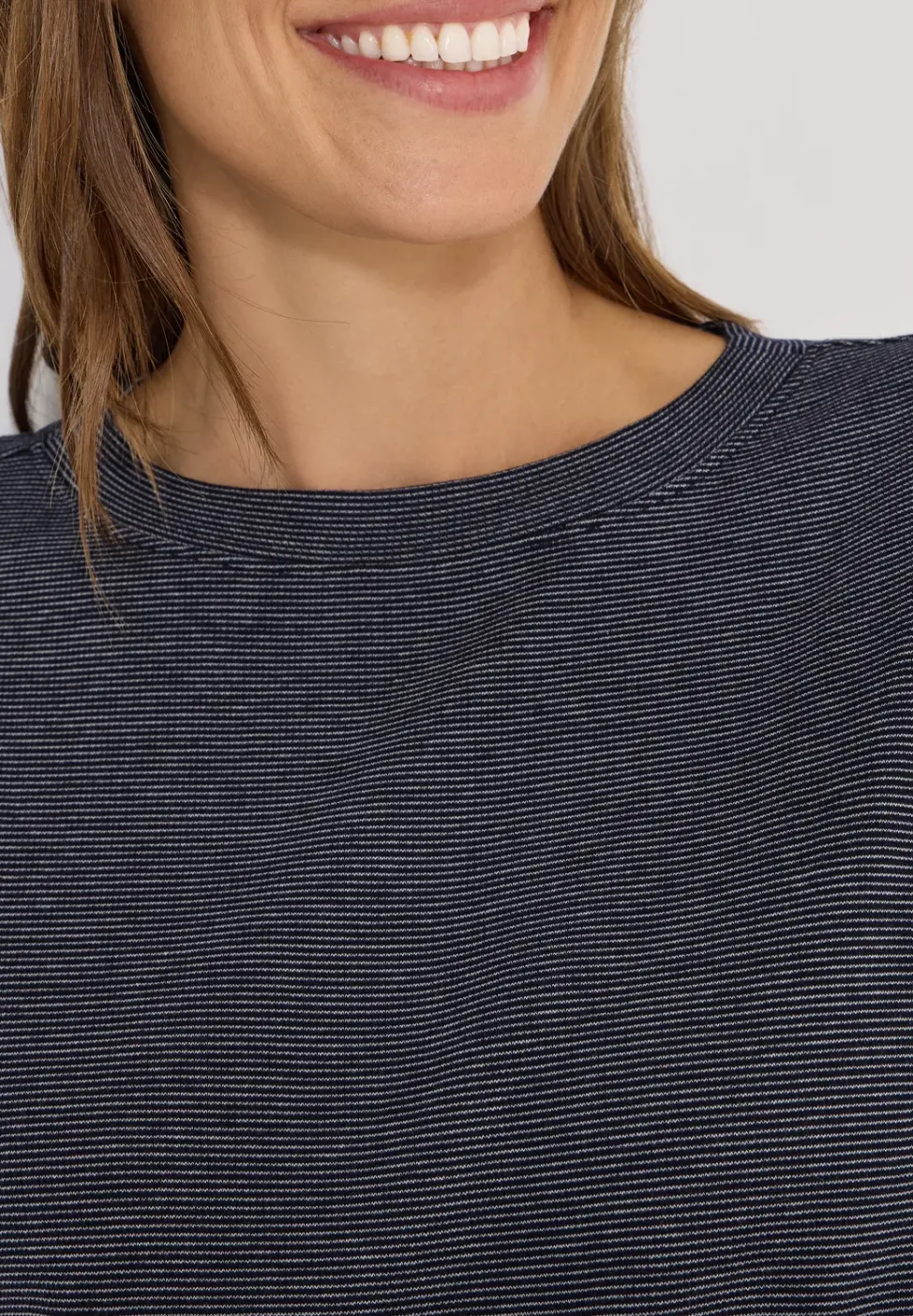 Shirt mit feinen Streifen