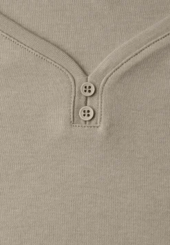 Shirt mit gerundetem V-Ausschnitt
