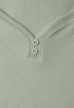 Shirt mit gerundetem V-Ausschnitt
