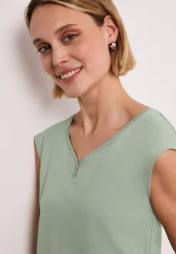 Shirt mit gerundetem V-Ausschnitt