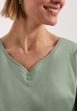 Shirt mit gerundetem V-Ausschnitt