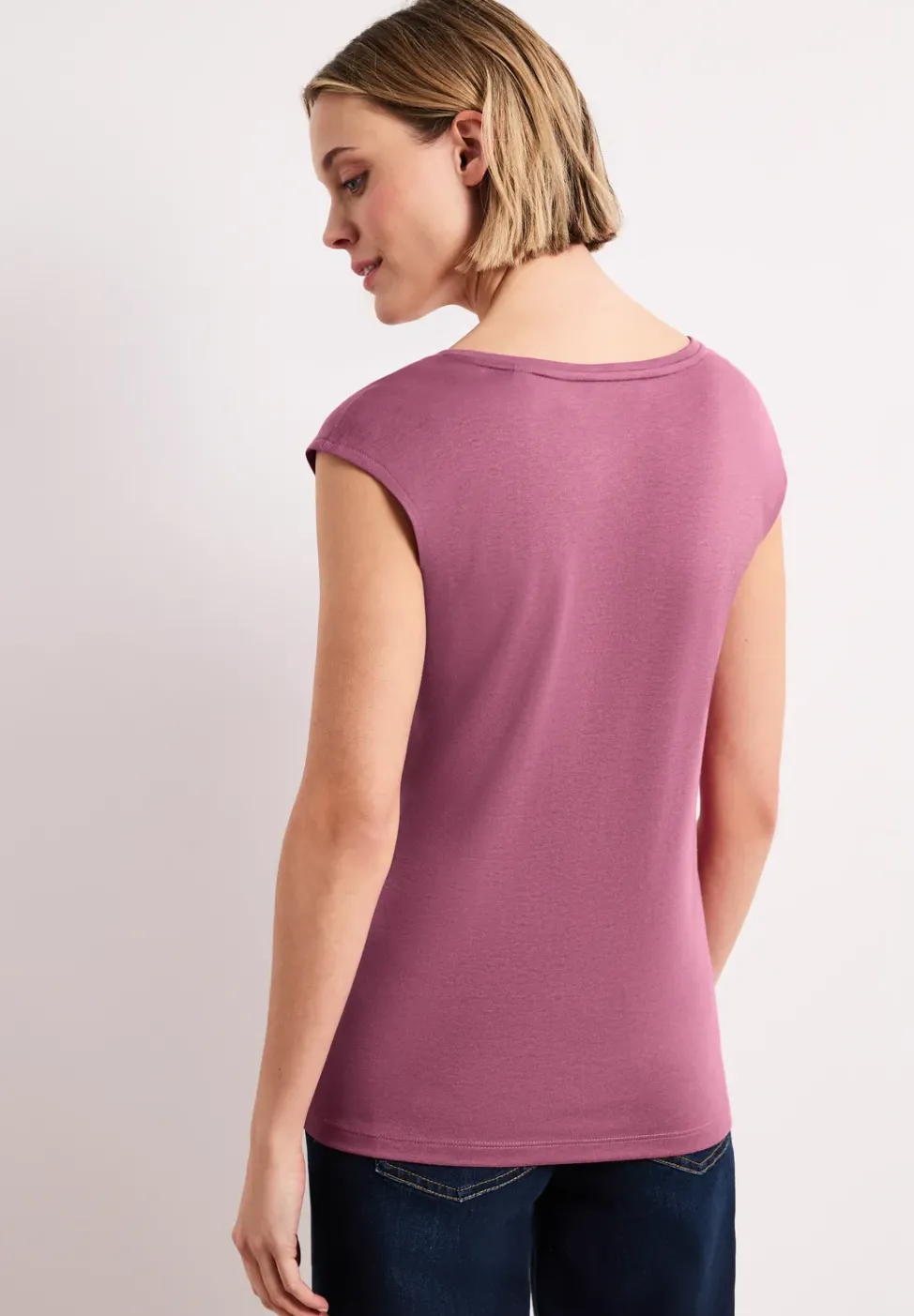 Shirt mit gerundetem V-Ausschnitt