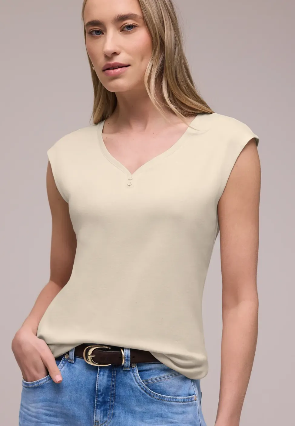 Shirt mit gerundetem V-Ausschnitt