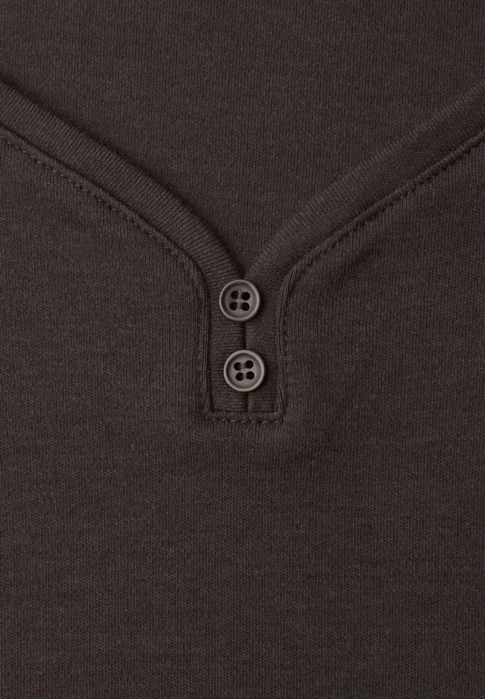Shirt mit gerundetem V-Ausschnitt