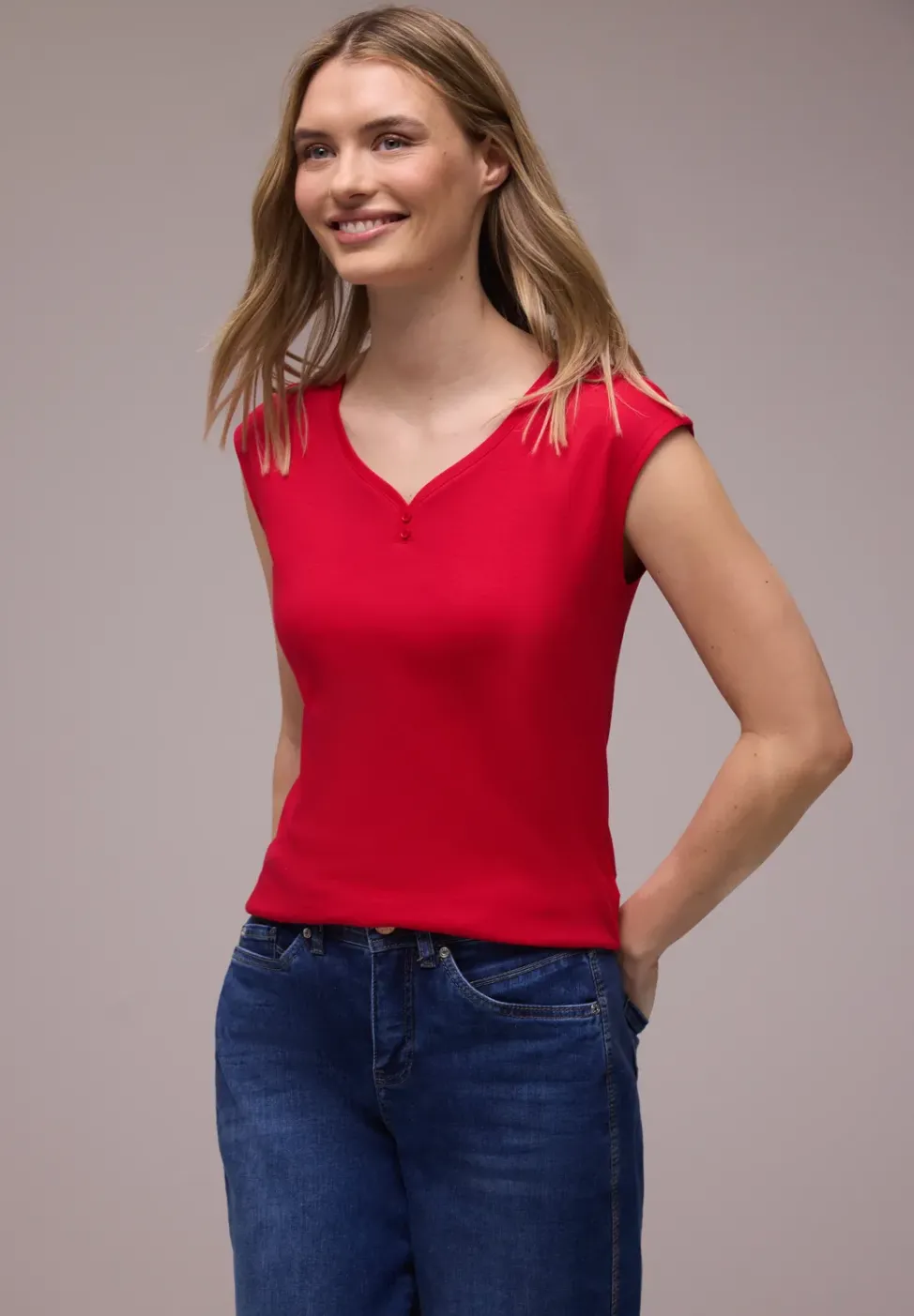 Shirt mit gerundetem V-Ausschnitt