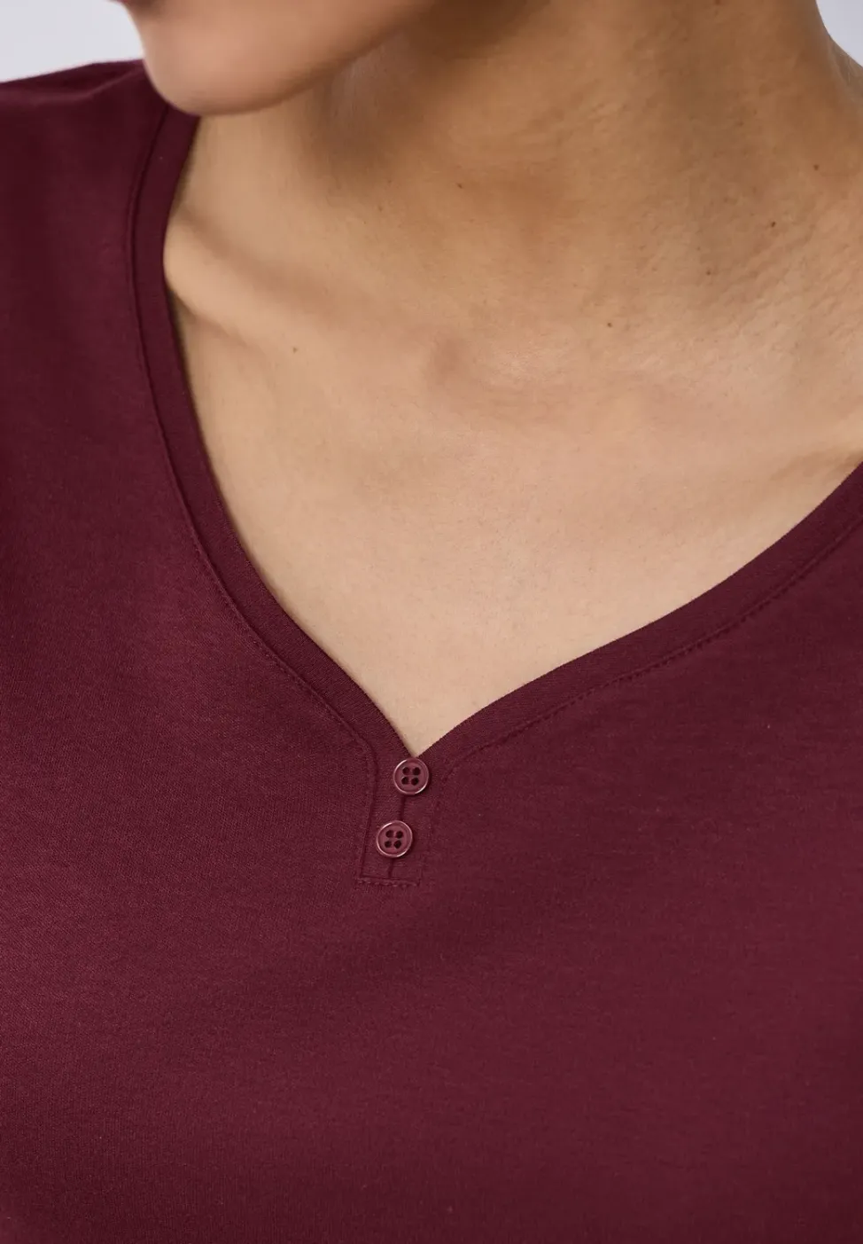 Shirt mit gerundetem V-Ausschnitt