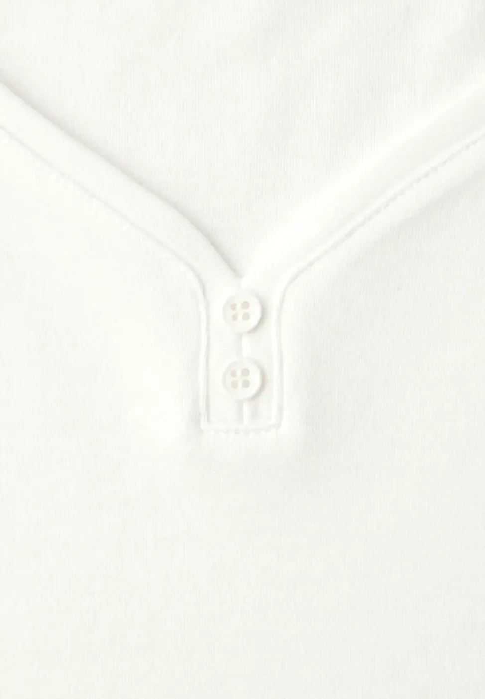 Shirt mit gerundetem V-Ausschnitt