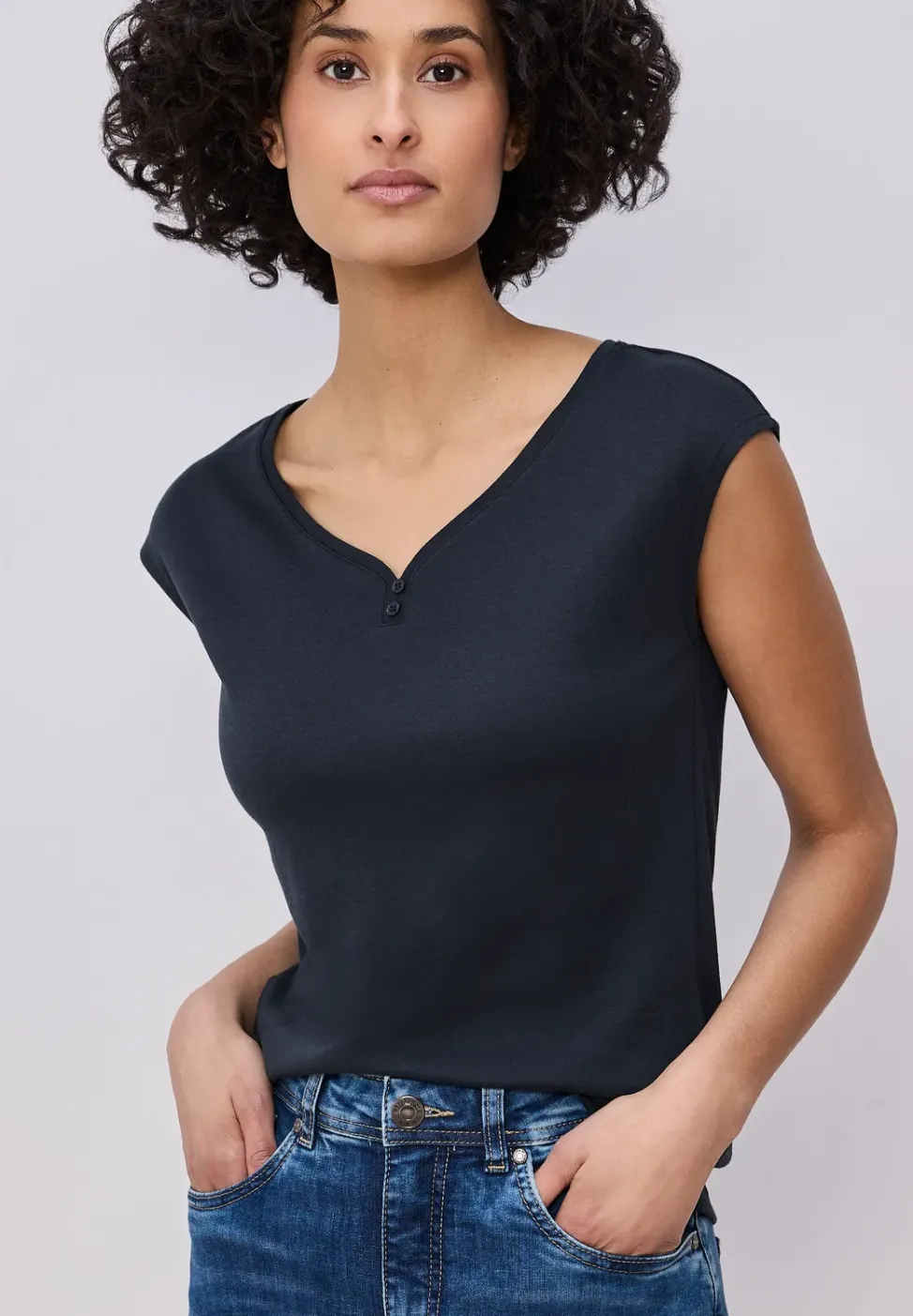 Shirt mit gerundetem V-Ausschnitt