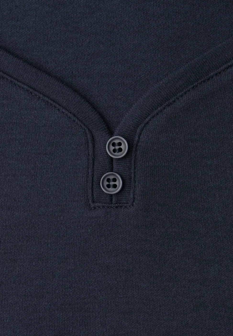 Shirt mit gerundetem V-Ausschnitt