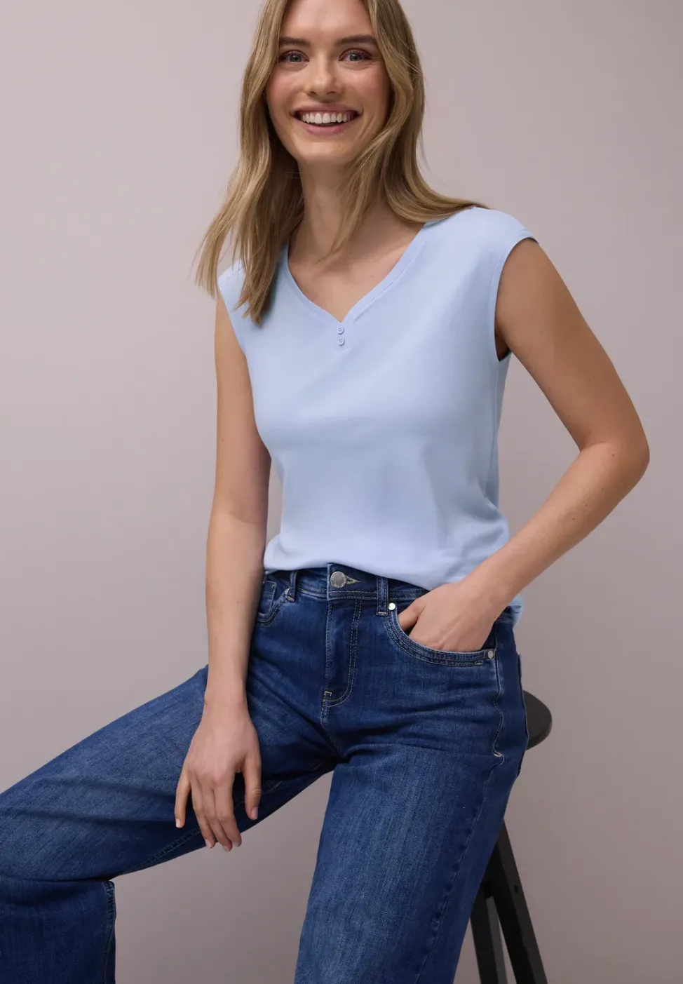 Shirt mit gerundetem V-Ausschnitt
