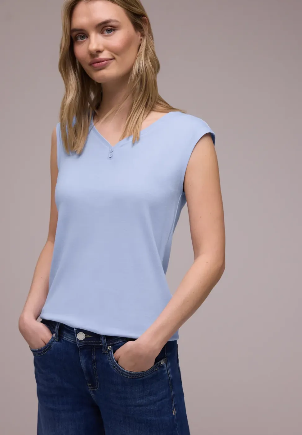 Shirt mit gerundetem V-Ausschnitt