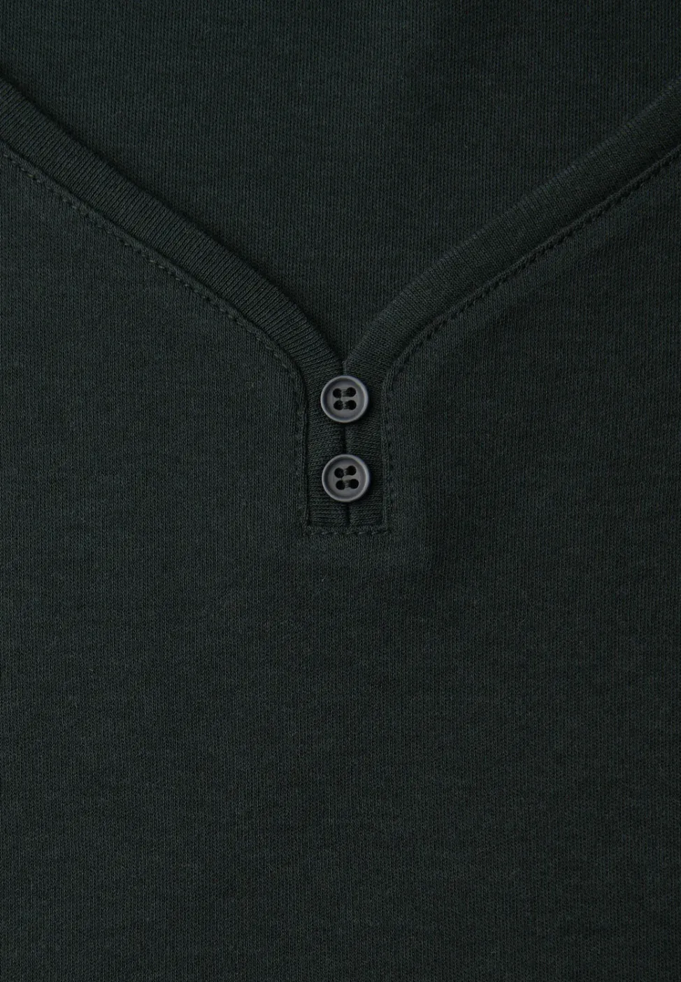 Shirt mit gerundetem V-Ausschnitt