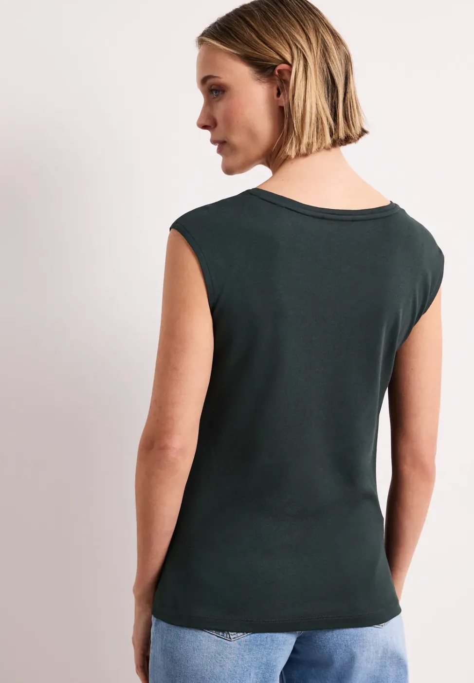 Shirt mit gerundetem V-Ausschnitt
