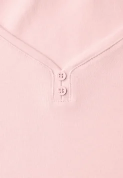 Shirt mit gerundetem V-Ausschnitt