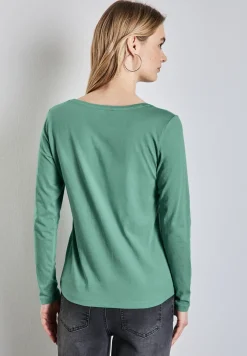 Shirt mit gerundetem V-Neck