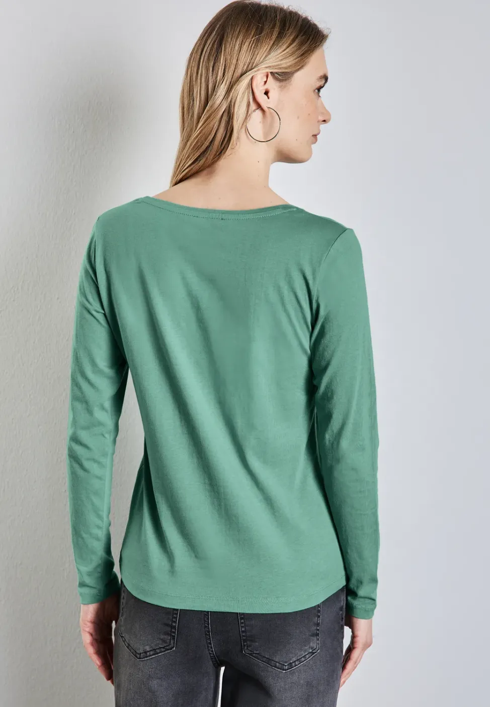 Shirt mit gerundetem V-Neck