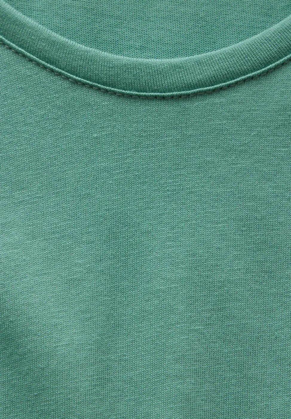 Shirt mit gerundetem V-Neck