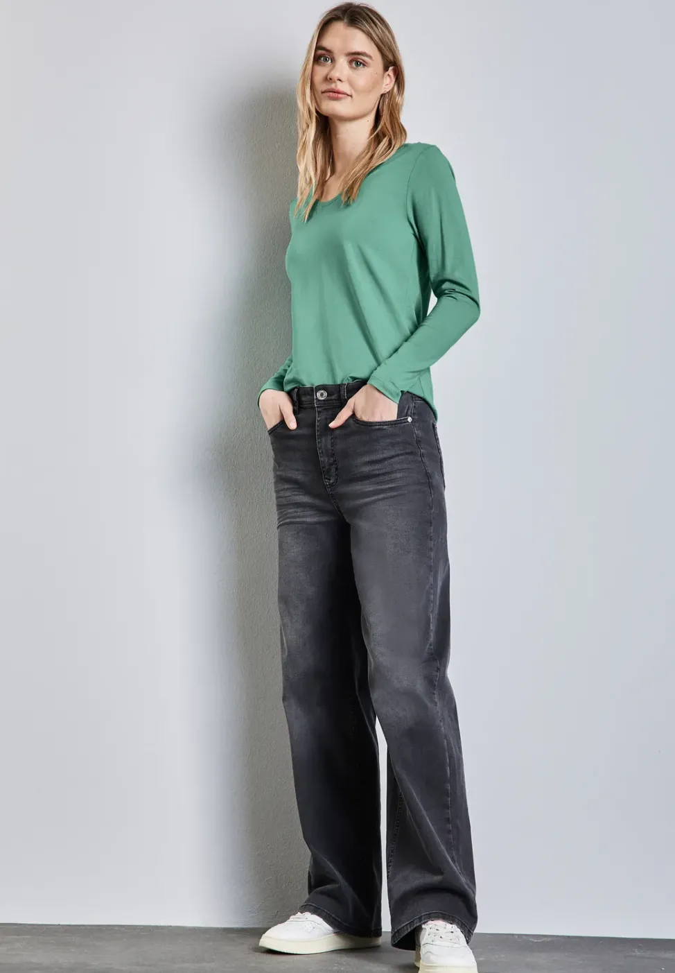 Shirt mit gerundetem V-Neck