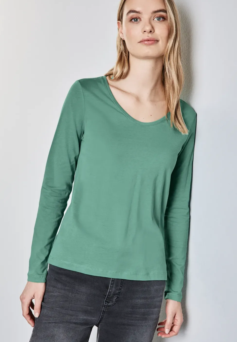 Shirt mit gerundetem V-Neck
