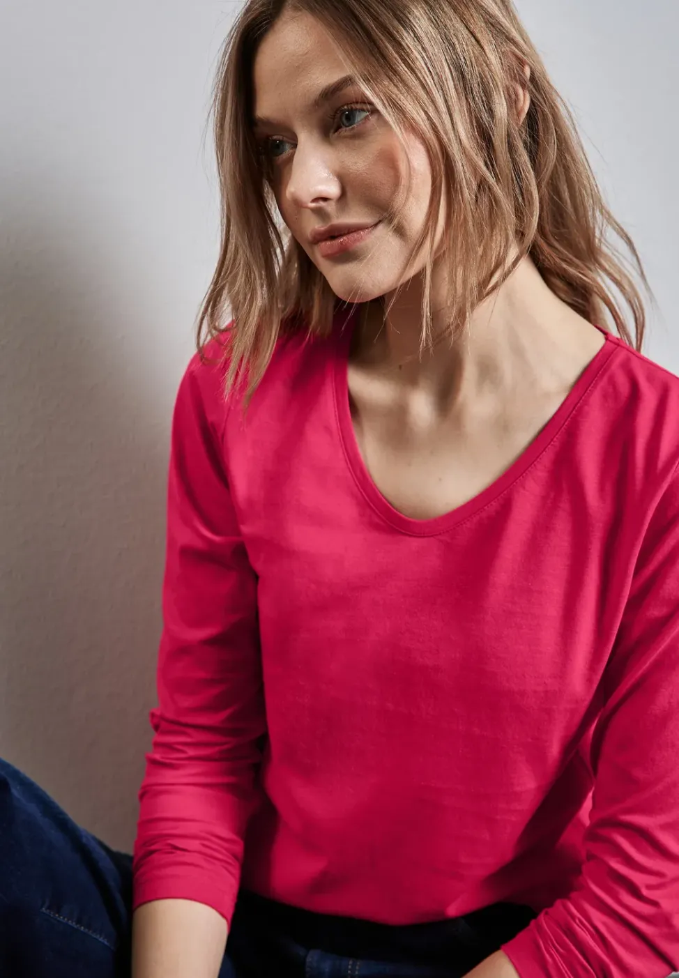 Shirt mit gerundetem V-Neck
