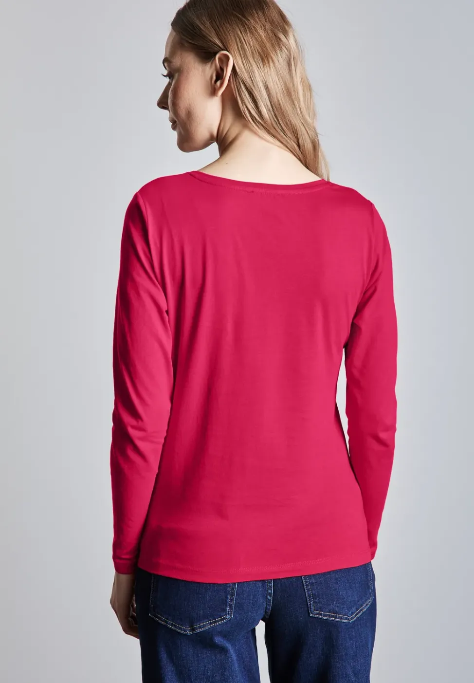 Shirt mit gerundetem V-Neck