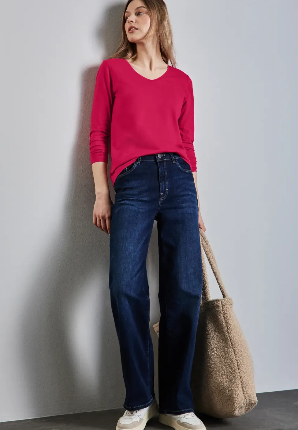 Shirt mit gerundetem V-Neck