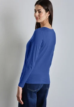 Shirt mit gerundetem V-Neck