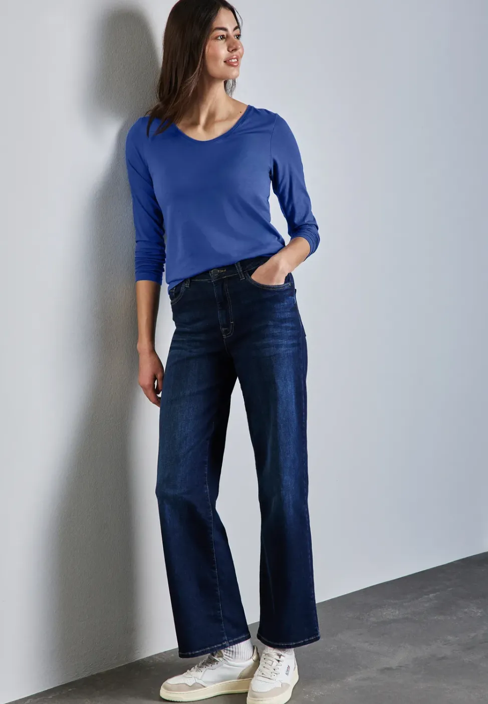 Shirt mit gerundetem V-Neck