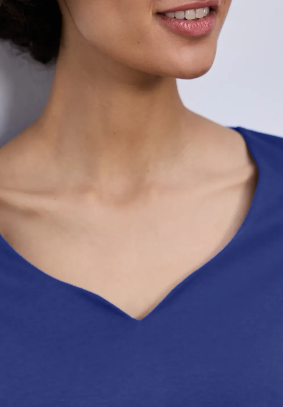 Shirt mit Herzausschnitt