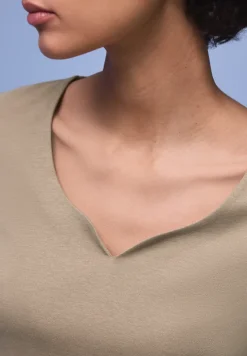 Shirt mit Herzausschnitt