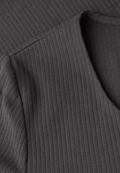 Shirt mit Herzausschnitt