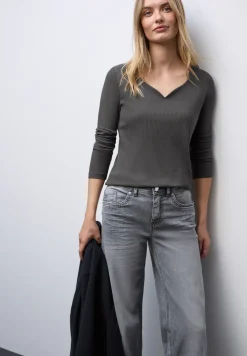 Shirt mit Herzausschnitt