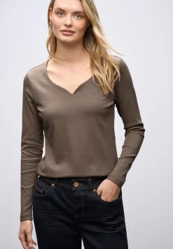 Shirt mit Herzausschnitt