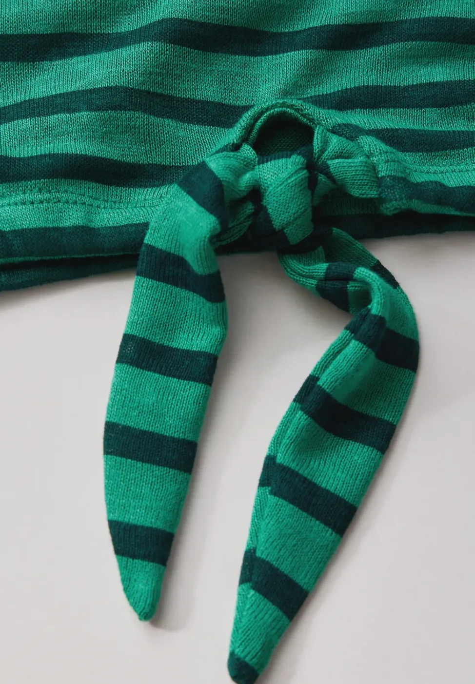 Shirt mit Knoten am Saum