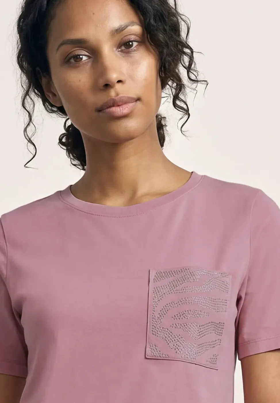 Shirt mit Rundhals und Schmucksteinen