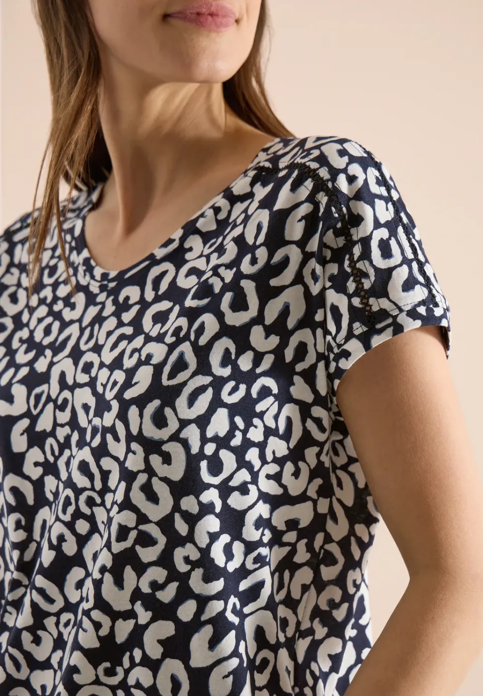 Shirt mit Spitzendetail und Leo-Print