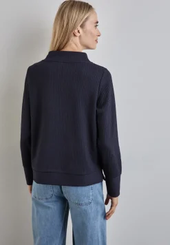 Shirt mit Streifenstruktur
