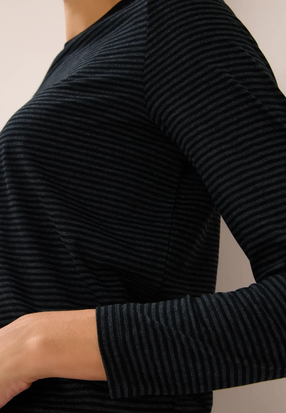 Shirt mit tonalen Streifen
