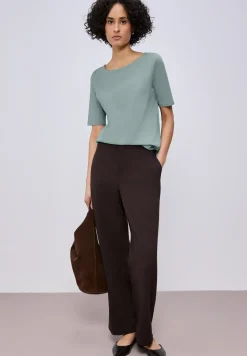 Shirt mit U-Boot-Ausschnitt