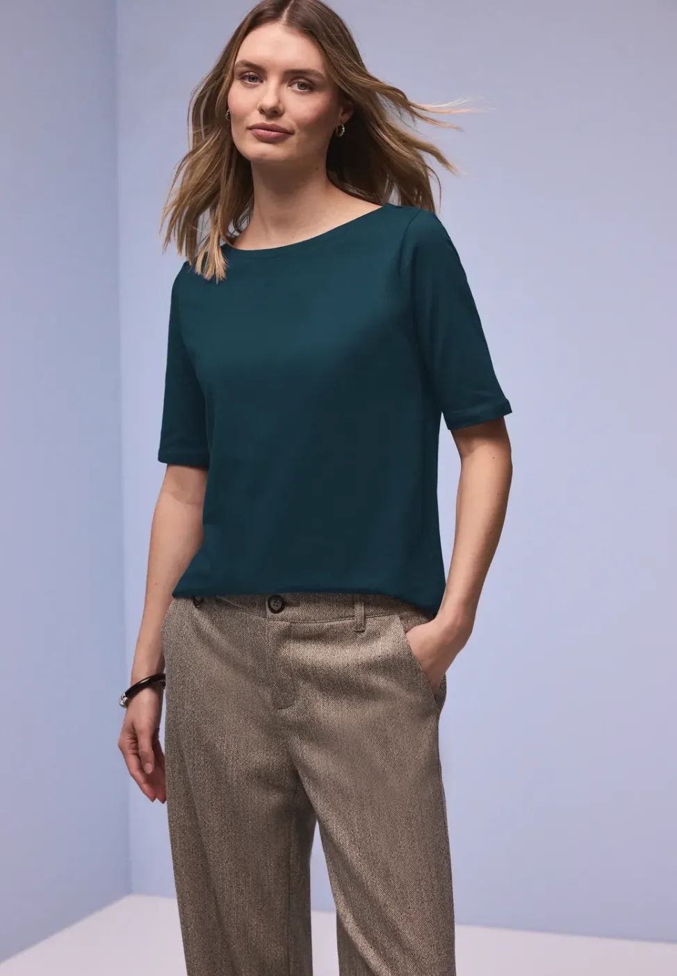Shirt mit U-Boot-Ausschnitt
