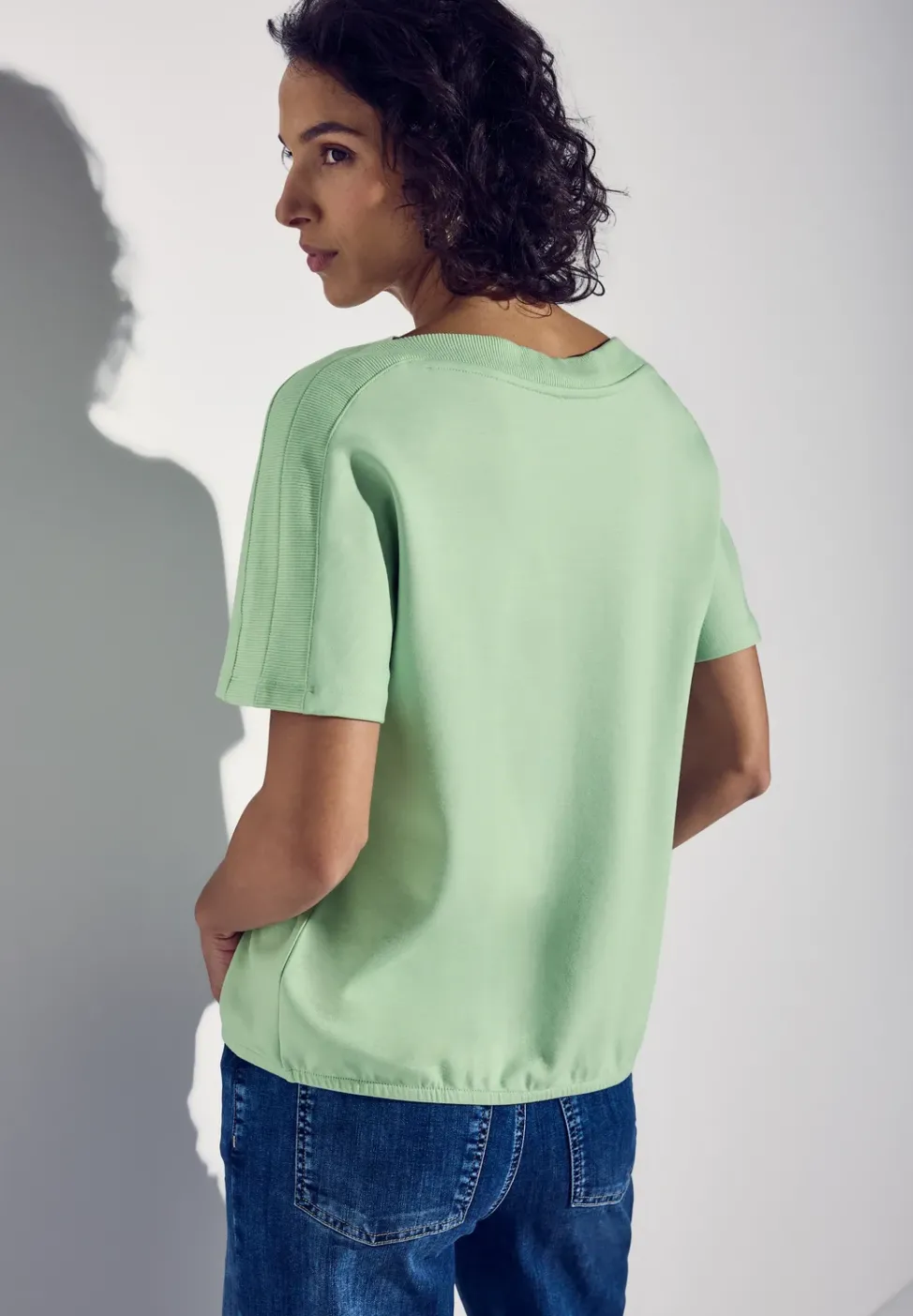 Shirt mit U-Boot-Ausschnitt