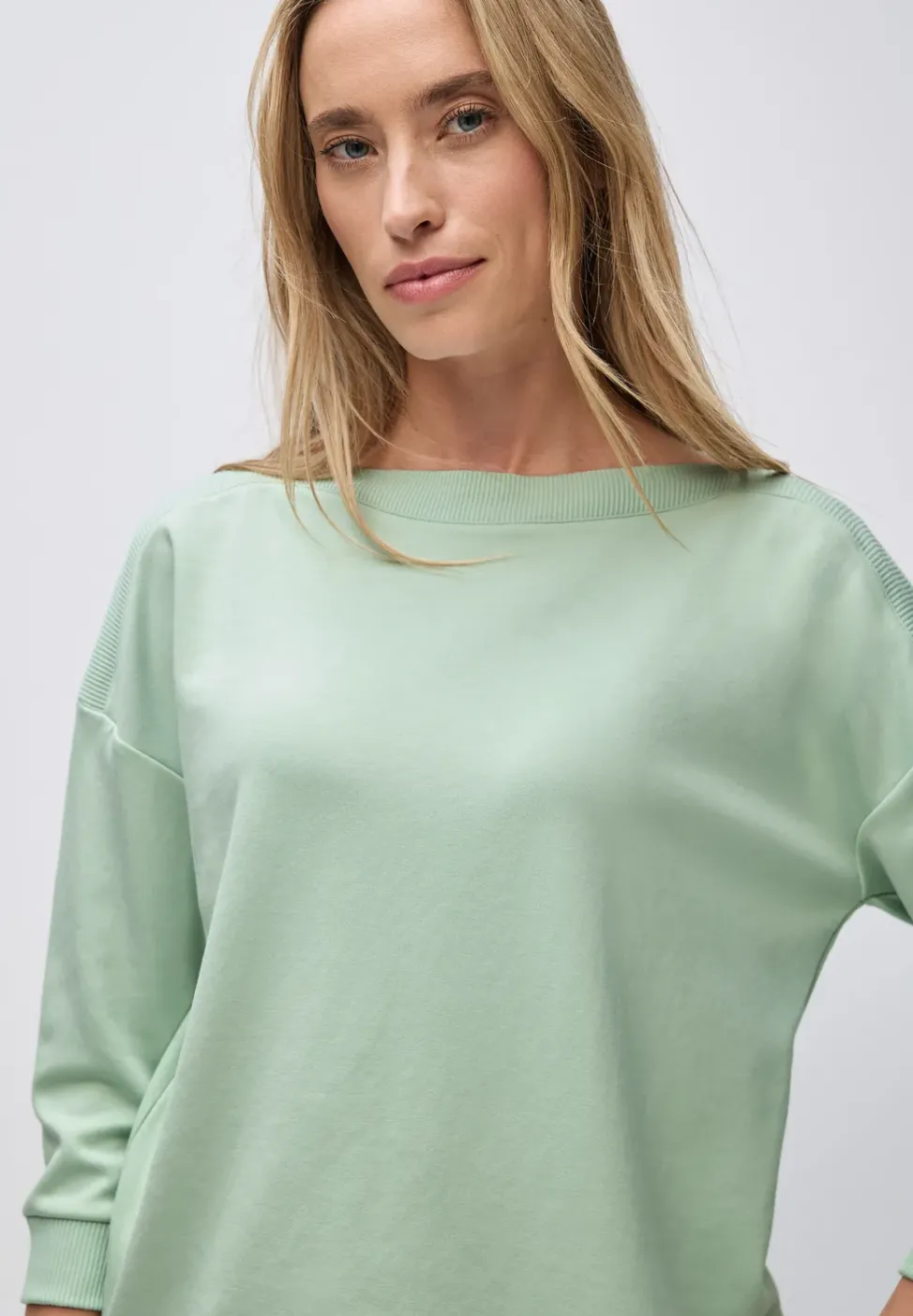 Shirt mit U-Boot-Ausschnitt