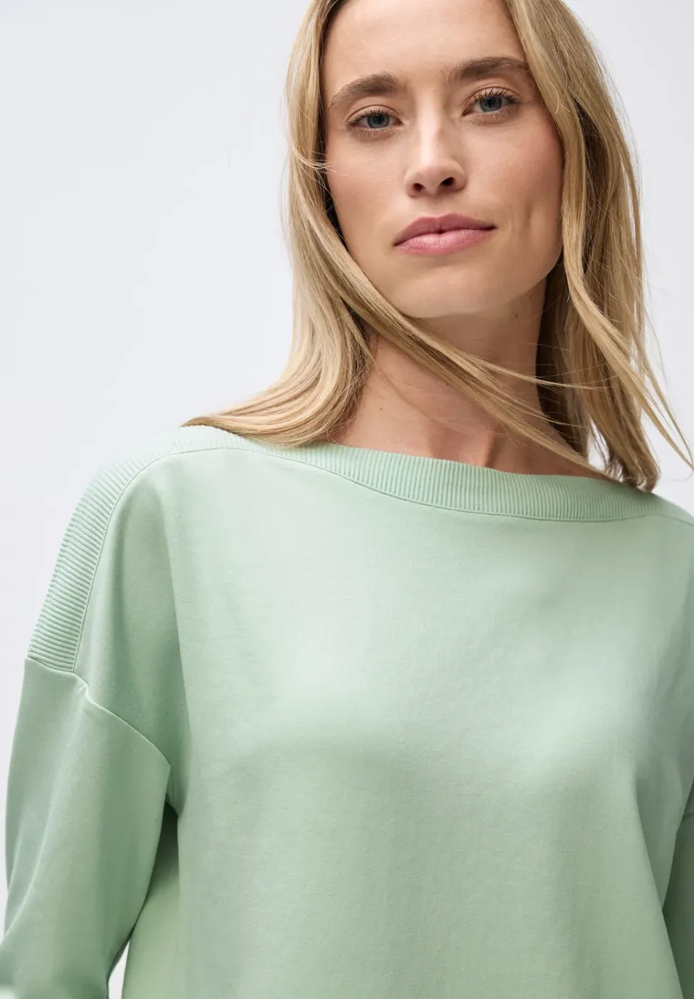 Shirt mit U-Boot-Ausschnitt
